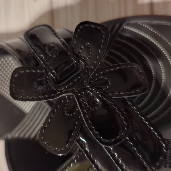 NWOT Clarks Women's 8M Cloudsteppers Breeze Sea Thong Sandals Black 27772 - Picture 2 of 6